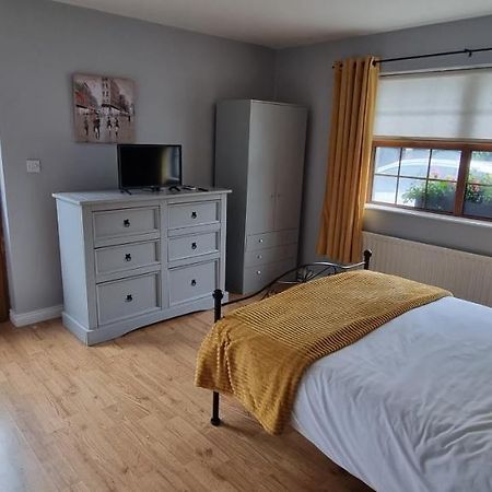 Gilford The Madden Guest House מראה חיצוני תמונה