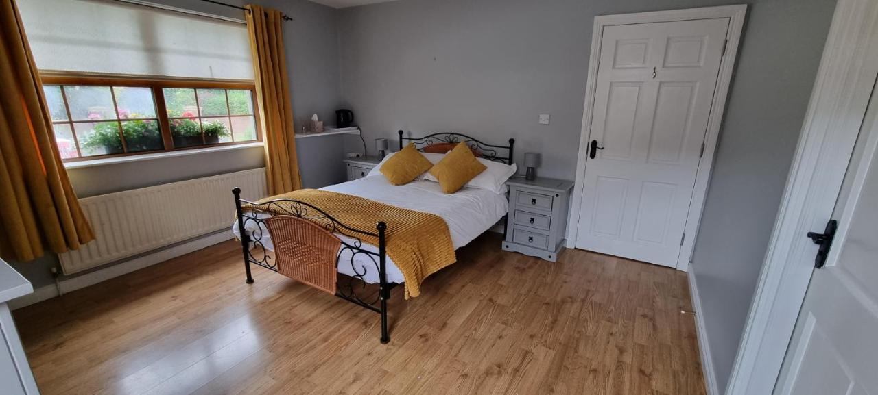 Gilford The Madden Guest House מראה חיצוני תמונה